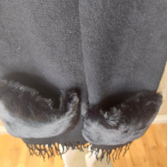 Cozy Black Winter Scarf with Faux Fur Pockets - Picture 6 of 11